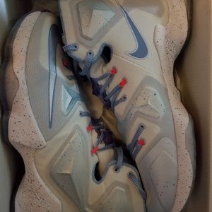 Nike Lebron XIII XMAS